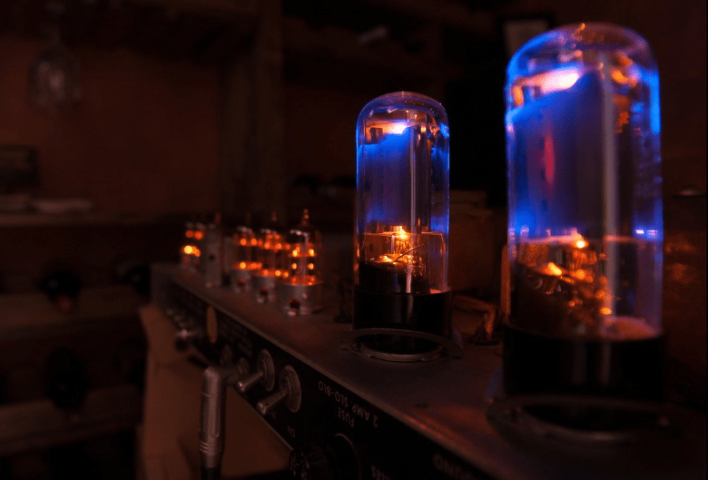 tube amps bulbs lit 