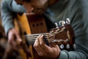 What Are Best Acoustic Guitar Strings For Beginners? 5 Types of Strings We Love